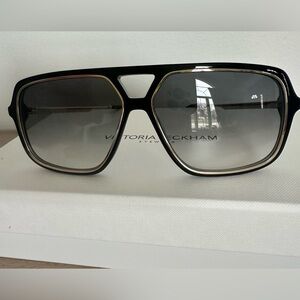 Victoria Beckham VB246S 001 Black Gold Aviator 58mm Italy
